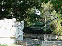 Руски танк Т-34 и паметникът на Червената армия
